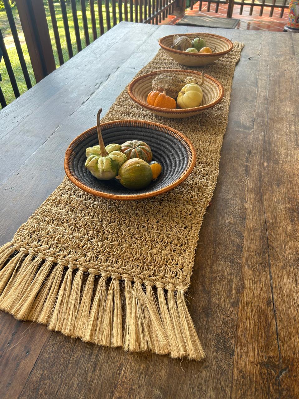 Camino de mesa margaritas